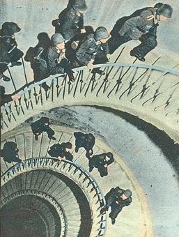Винтовая лестница на боевую площадку зенитной башни